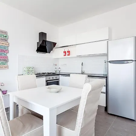 Brand New 1bd Apt W/ Pool Access Close To The Beach